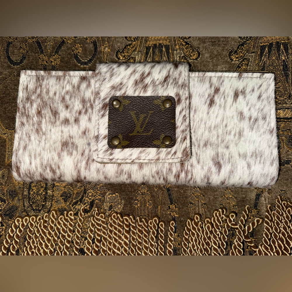 🤎Gorgeous Great Used Condition Leather White and Brown Leather & Fur Clutch